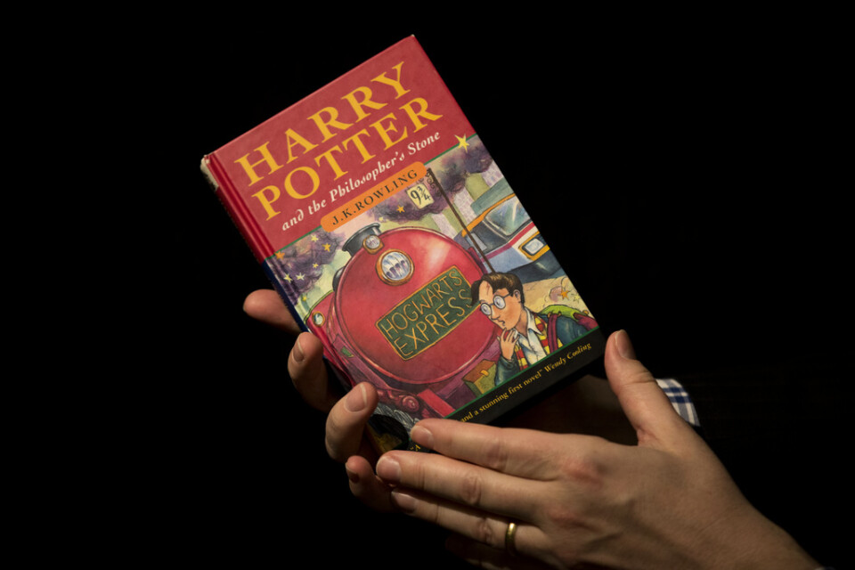 En förstautgåva av "Harry Potter och de vises sten" har sålts för över 330|000 kronor. Arkivbild.