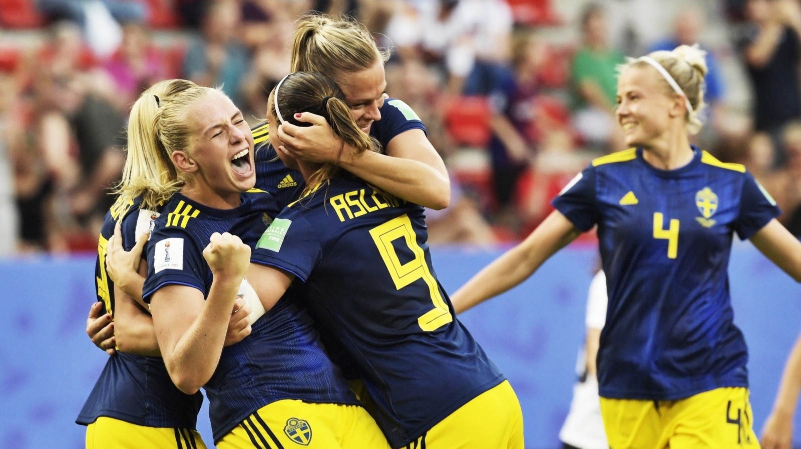 Svensk glädje efter Stina Blackstenius 1-2 mål under kvartsfinalen mellan Tyskland och Sverige på Roazhon Park i fotbolls-VM.
Foto: Janerik Henriksson / TT