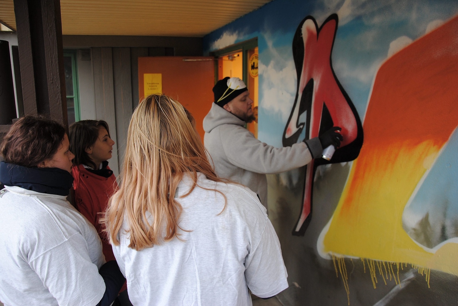 Workshopledaren Christian Palla fick hjälp av Linnea Ernstsson, Mila Louveau och Emma Ernstsson för att skapa en större målning på Pulsens fasad. 	 Foto: Magnus Wahlström