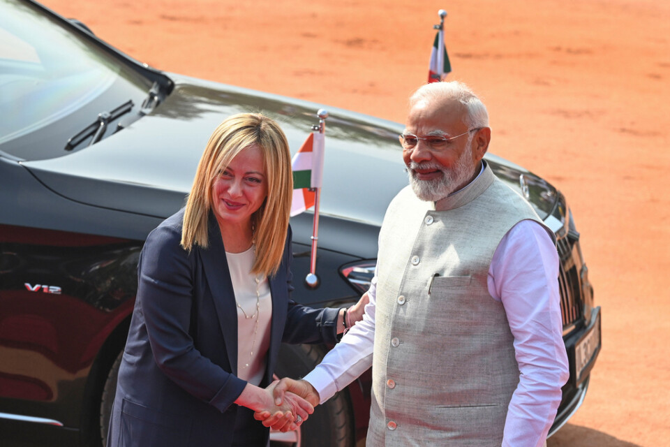 Italiens premiärminister Giorgia Meloni välkomnas av Indiens premiärminister Narendra Modi i New Delhi på torsdagen.