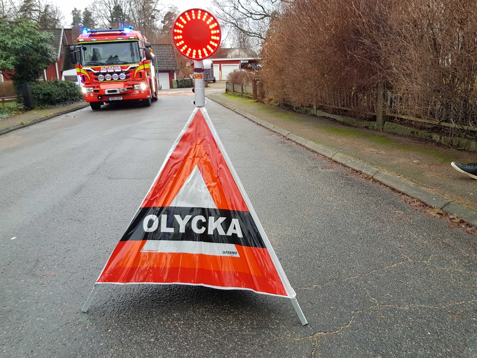 Trafiken stoppades på vägen i samband med saneringsarbetet. Foto: Magnus Wahlström