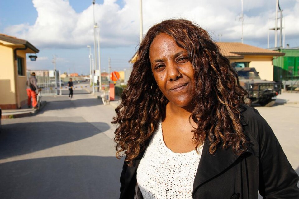 När 1 200 människor nyligen miste livet i flera förlisningar på Medelhavet kastade sig svensk-eritreanska Meron Estefanos iväg till Sicilien. Hon hjälper folk över hela världen att spåra försvunna anhöriga. Att dö på Medelhavet är bara en av riskerna fö