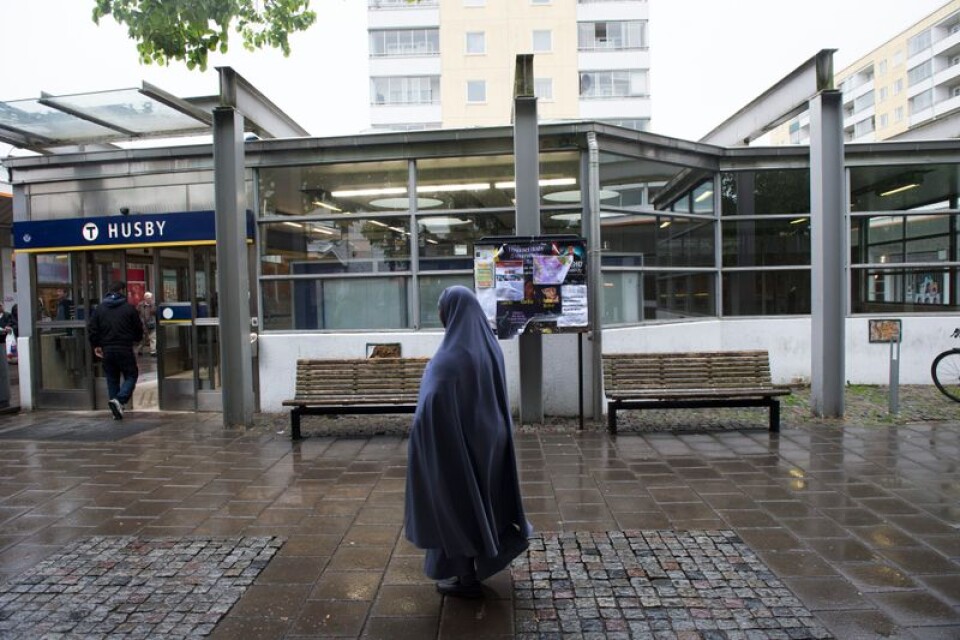 Muslimsk kvinna i förorten Husby i Stockholm.