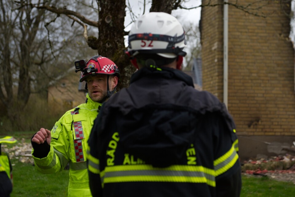Patric Hermansson, till vänster i bilden, var räddningstjänstens insatsledare på plats.