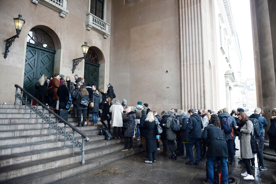 Journalister utanför Köpenhamns byret (tingsätt) i samband med den första rättegångsdagen.
