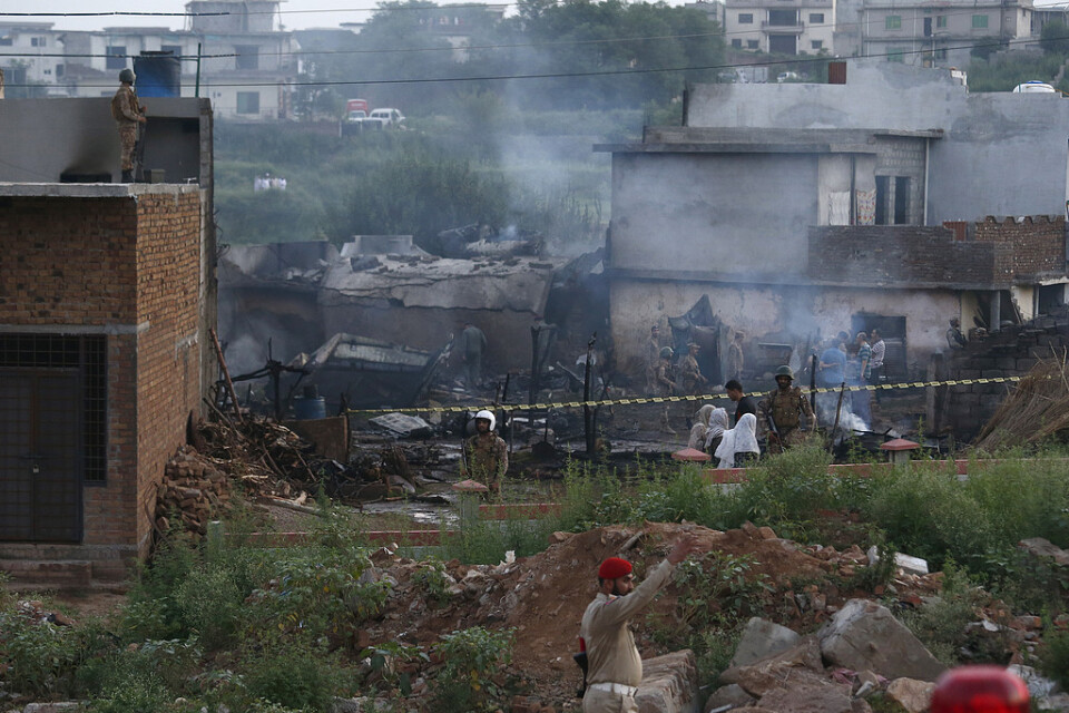 Ett militärplan störtade i Rawalpindi nära Pakistans huvudstad Islamabad, minst 17 personer har omkommit.