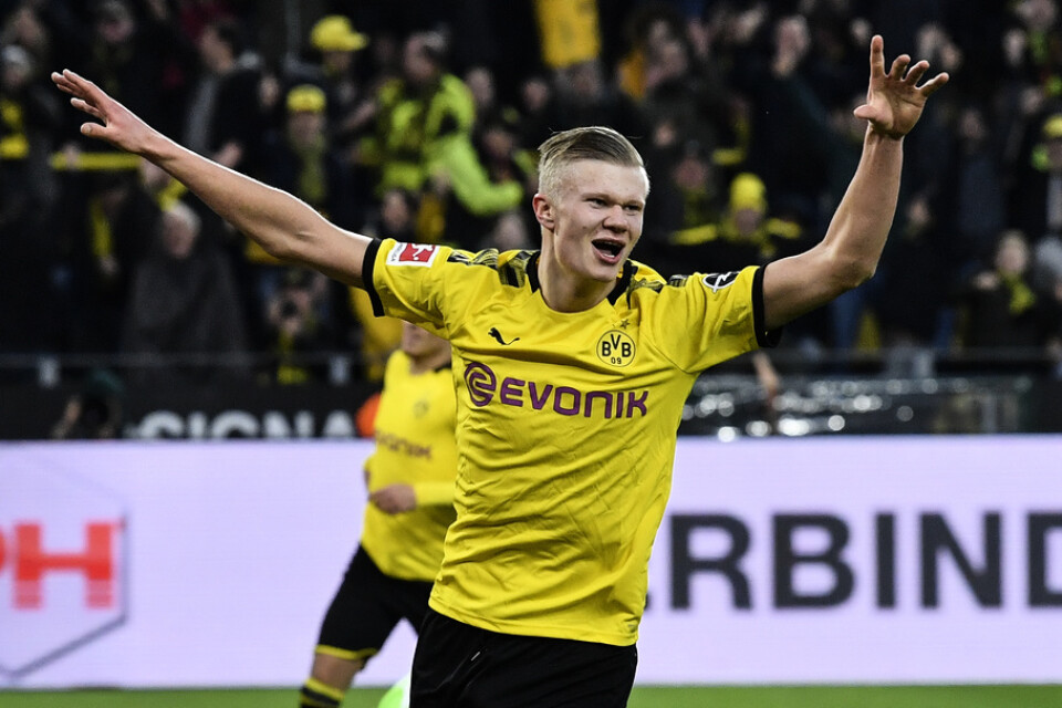 Erling Braut Haaland firar efter ett av sina två mål i Dortmunds 5–0-seger hemma mot Union Berlin.