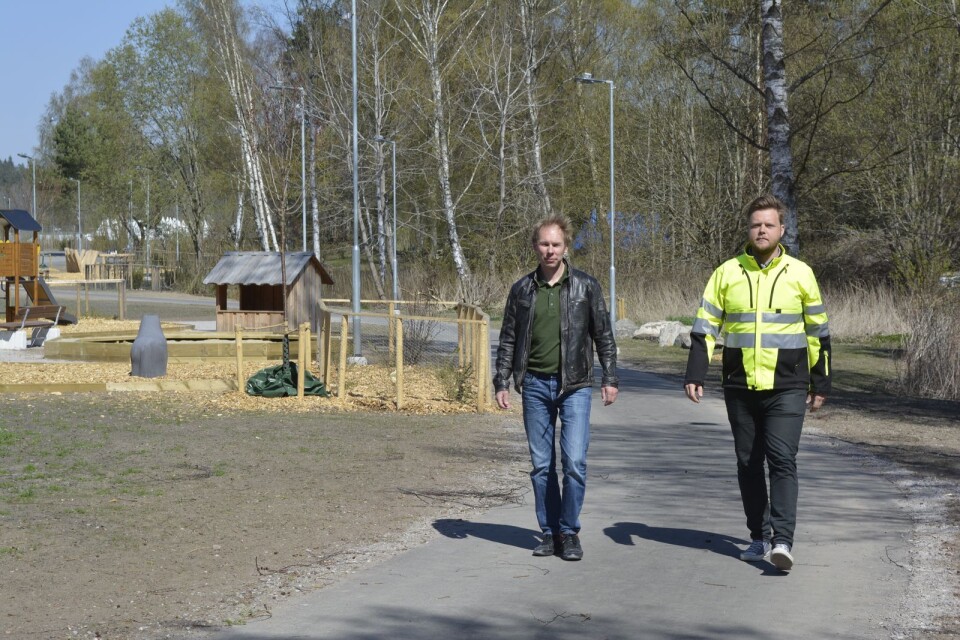 Henrik Arvidsson och Carl Almström vid nya Trollacenter. Trollacenter har kostat 28 miljoner kronor. Boverket ger ett bidrag på halva summan.
