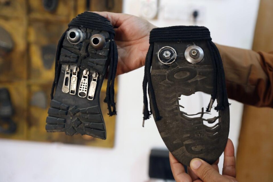 Den irakiske konstnären Akeel Khreefs verk har nått viss uppståndelse i hemlandet och internationellt. Han tar gamla uttjänta skor och förvandlar dem till nidbilder av jihadiströrelsen Islamiska statens (IS) soldater. -Jag ville porträttera omfattninge