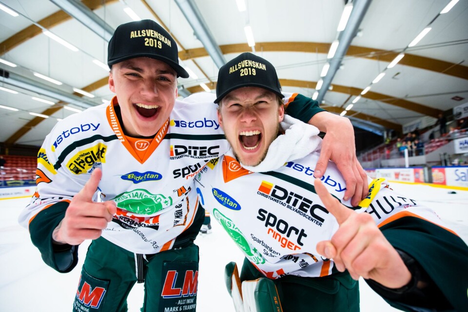 Herman Hansson (till vänster v) och Oliver Tornerefelt  jublar efter vinsten. Allsvenskan nästa.