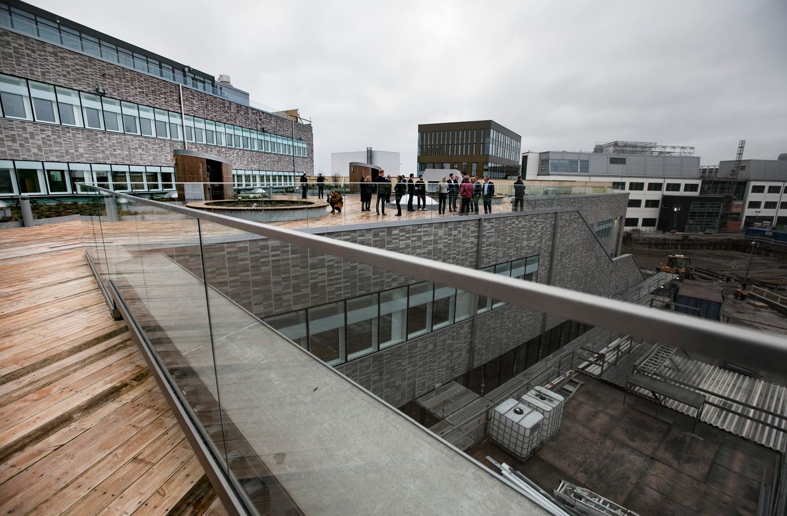 Från takterrassen är det utsikt både över universitetsområdet och centrala Kalmar.