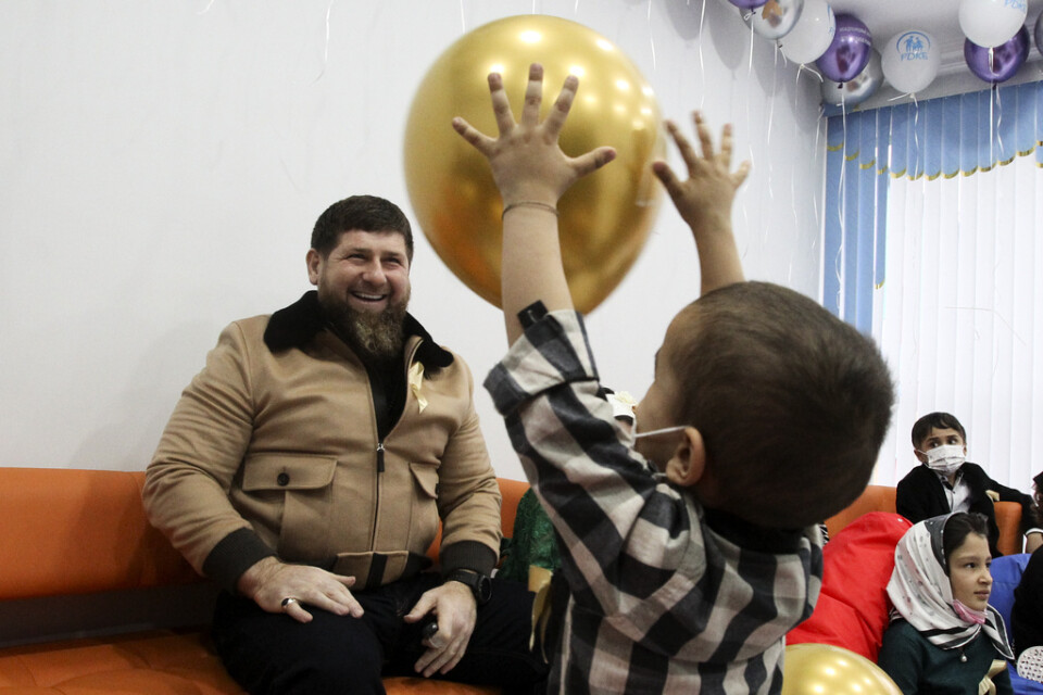 Ramzan Kadyrov hälsar på ett cancercentrum för barn i Tjetjeniens huvudstad Groznyj i februari 2021.