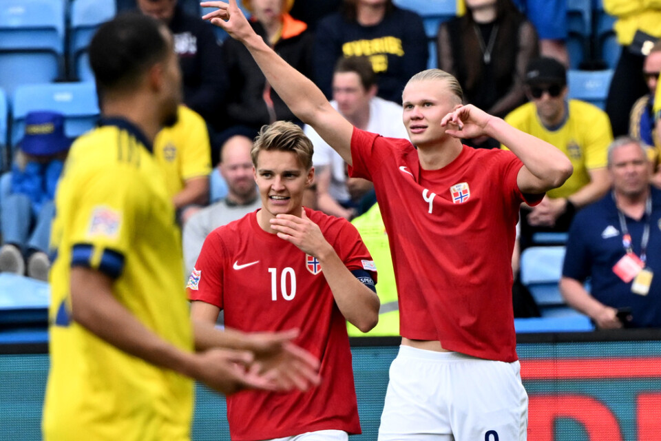 Norges Erling Braut Haaland gör sitt andra mål, 2–0 på straff, i segern mot Sverige.
