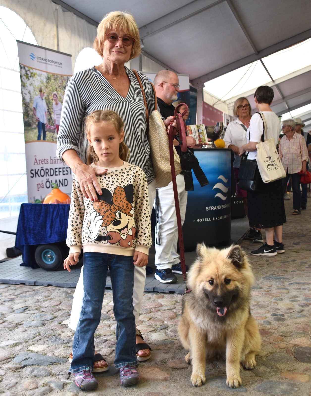 Cornelia, 7 år, tillsammans med mormor Annika Håkansson och hunden ”Bella”.