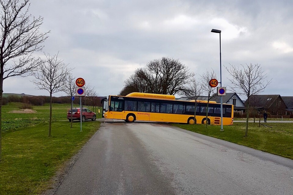 Bussen blockerade Hövdevägen, men det gick trots allt att komma förbi med bil.