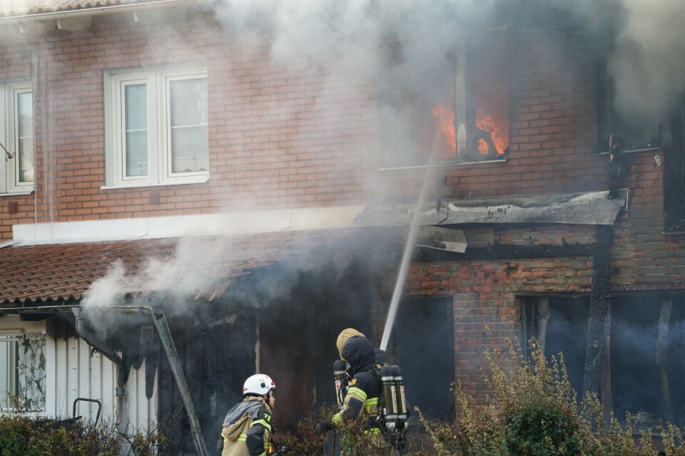 Räddningstjänsten bekämpade en brand i en byggnad tidigt på lördagsmorgonen.