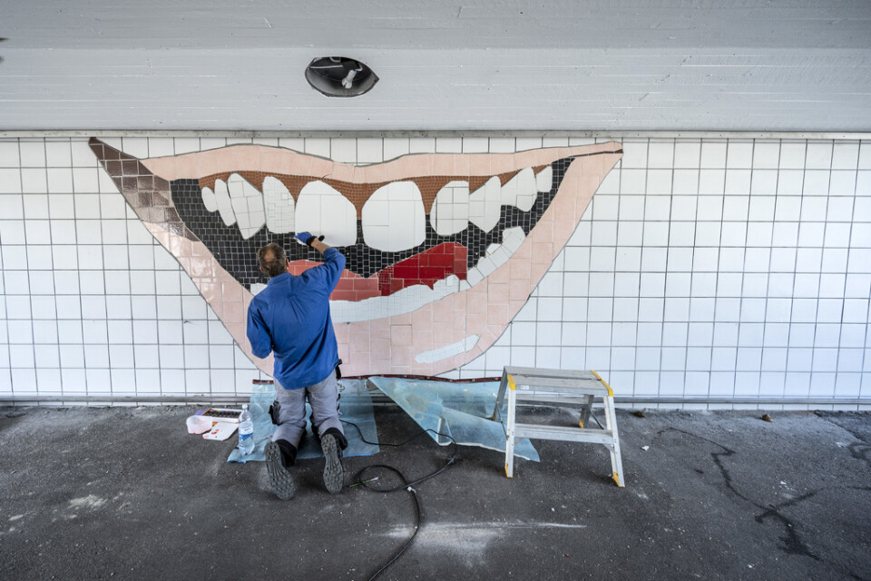 Zlatans leende fixas till och får skottsäkert glas. Konstnären Björn Carnemalm fixar fogarna på konstverket i gångtunneln under tågstationen på Rosengård i Malmö.