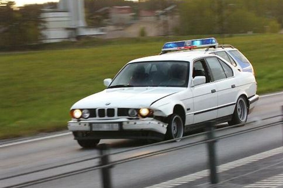 Den vita BMW: n fortsatte att köra i hisnande hastigheter, trots punkterade däck.