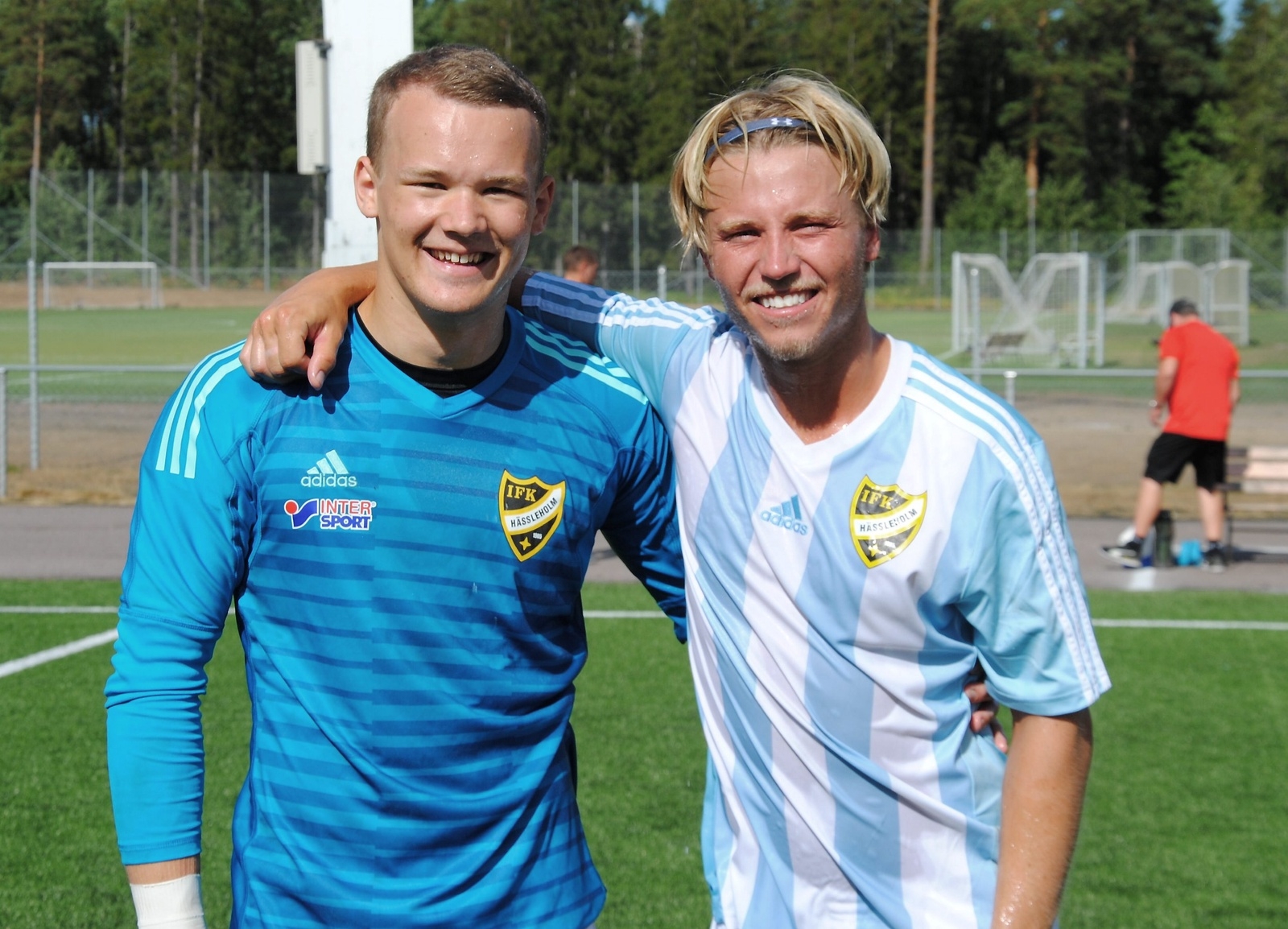 De två matchhjältarna: Adam Larsson och Gustaf Lindroth. Foto: Johannes Höghäll Johnsson
