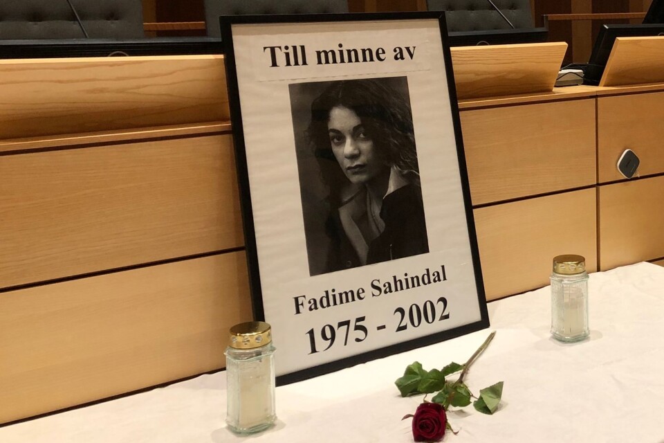 Den 21 januari 2002 mördades Fadime Sahindal av sin pappa. Hon hade valt en pojkvän som familjen inte godkänt.