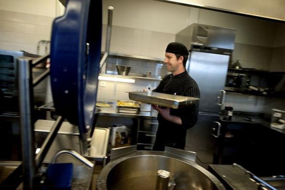 Christian Kronbäck ätter högt värde på att maten som lämnar köket har lagats med rena råvaror. Bild: Annica Jönsson