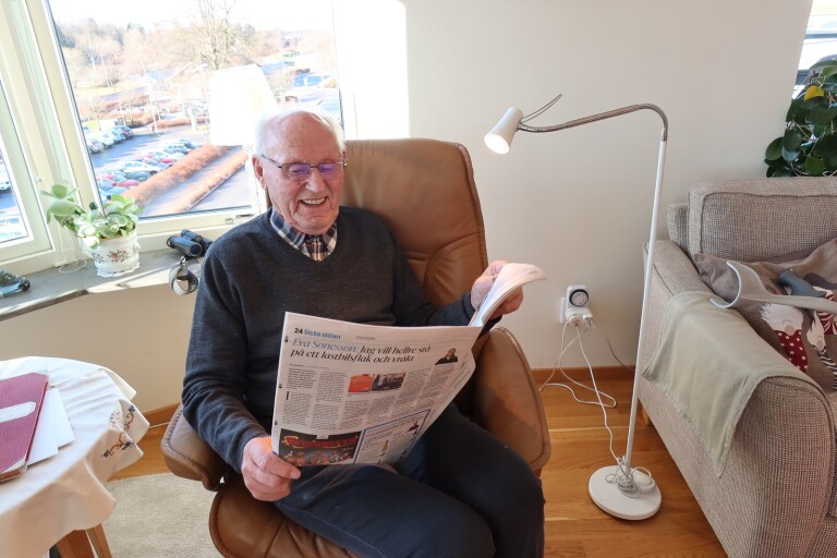 Hans,93,  håller sig aktuepp med Ystads Allehanda