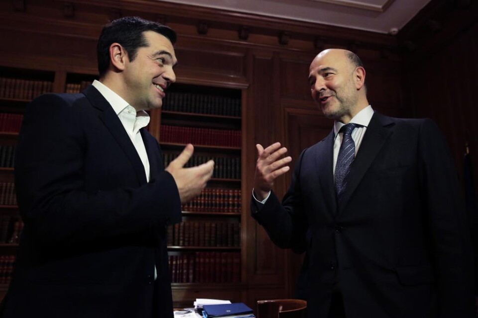 Reformkraven på Grekland för att landet ska få nya nödlån kvarstår trots flyktingkrisen, enligt EU:s ekonomikommmissionär Pierre Moscovici. - Kommissionen har bara en kompass, sade Moscovici vid ett besök i Aten på onsdagen, med referens till EU:s tillv