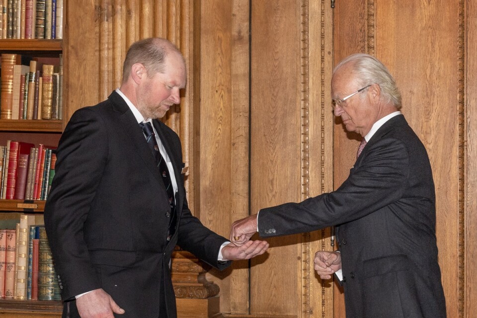 Mjölkbonden Jan-Åke Carlsson i Värends Nöbbele får medaljer ur kung Carl XVI Gustafs hand.