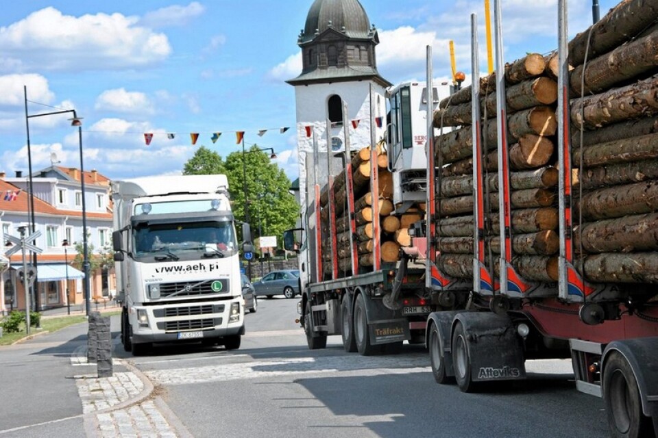 Det är trångt när lastbilarna möts vid torget i Lönsboda. Och det kommer troligen att bli ännu värre när lär Tvärleden lockar över trafiken. Foto: Anders Thall