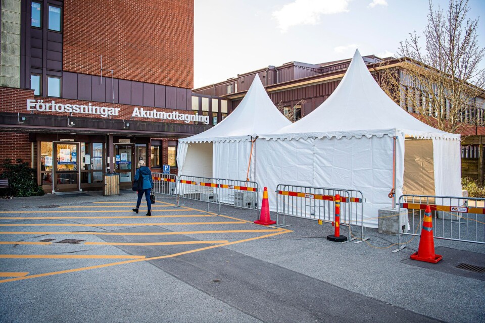 Så här ser tälten ut utanför akutmottagningen på Blekingesjukhuset i Karlskrona.