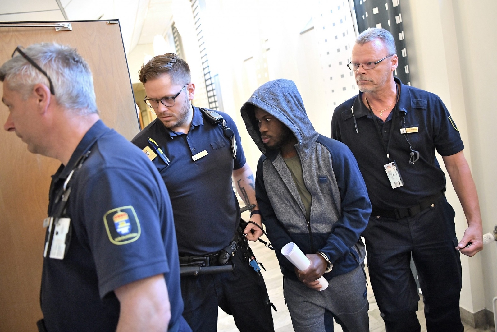 Den misstänkte fotbollspelaren anländer till rättegången där han åtalats misstänkt för våldtäkt mot barn i Malmö tingsrätt. Foto: Johan Nilsson / TT