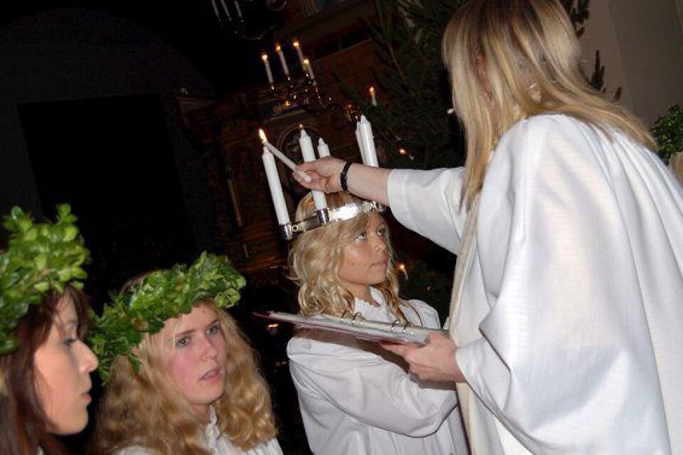 Ljusen i Johanna Mattssons krona tändes av prästen Suzanna Svensson. BILD: JOHAN PERSSON