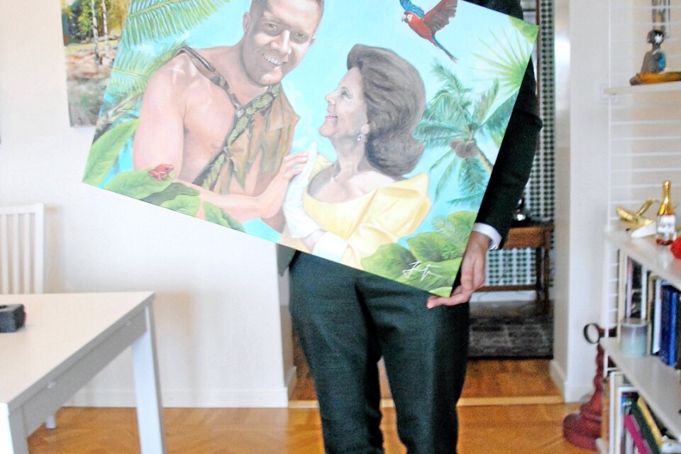 Niklas Larsson (C) visade bland annat en målning han fick i 30-årspresent för kronprinsessparet. Tavlan föreställer honom själv och drottning Silvia som Tarzan och Jane.
