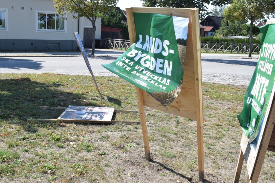 Affischer som ryckts loss och plakat som välts. Både i Sjöbo och Blentarp har de politiska anslagen utsatts för skadegörelse.