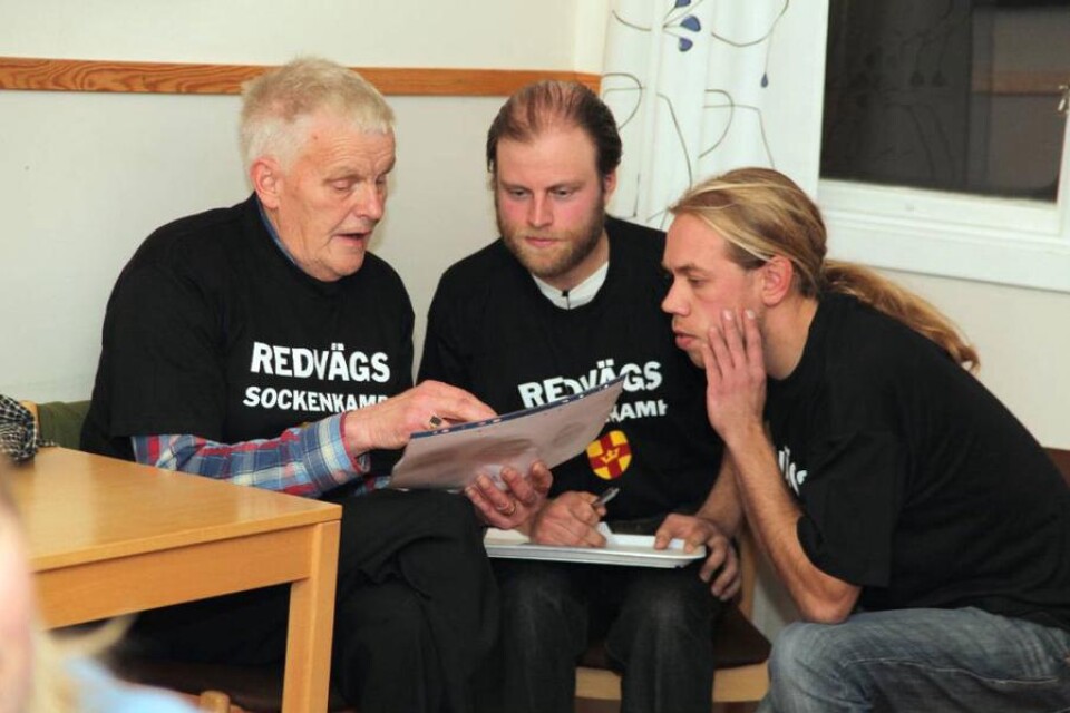 Ivan Johansson, Nils Hylander och Jimmy Strålin i Knättes lag försöker lista ut vilka tre lövslag som finns på pappret.