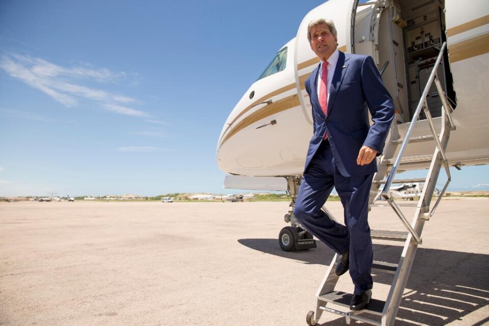 USA:s utrikesminister John Kerry har landat i Somalia för ett oannonserat besök. Han är den första amerikanska utrikesminister att komma till landet. Kerry möttes av presidenten och premiärministern på flygplatsen i Mogadishu. På agendan står en rad möt
