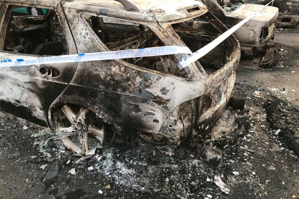 Fem bilar blev helt utbrända efter en brand. Polisen rubricerar händelsen som grov skadegörelse.