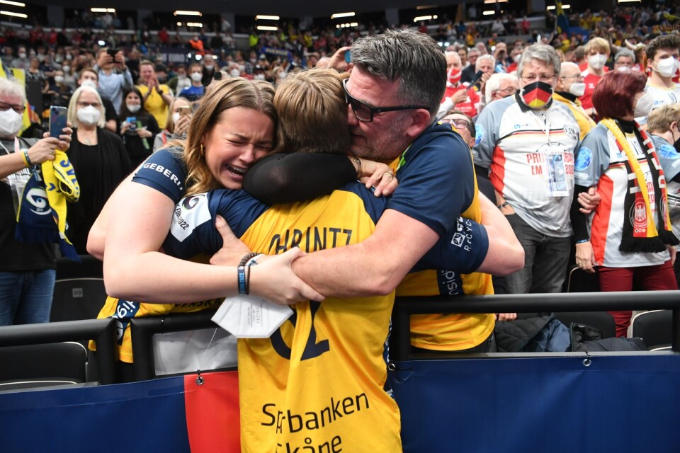 Valter Chrintz from Åhus gets a hug from his big sister Vilma and dad Anders after Sweden defeated Spain by 27 - 26 and won gold in the European championships.