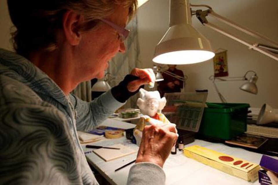För sex år sedan började Eva Andersson från Trelleborg måla porslinsfigurer i ABF-huset.