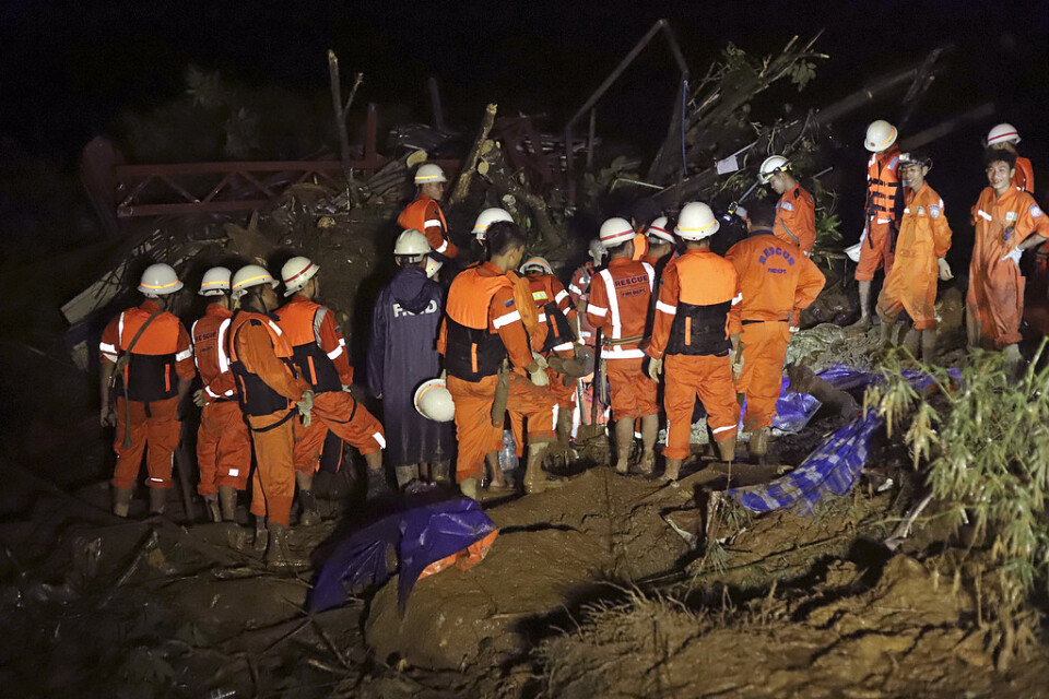Räddningsarbetare jobbar efter ett jordskred i östra Myanmar.