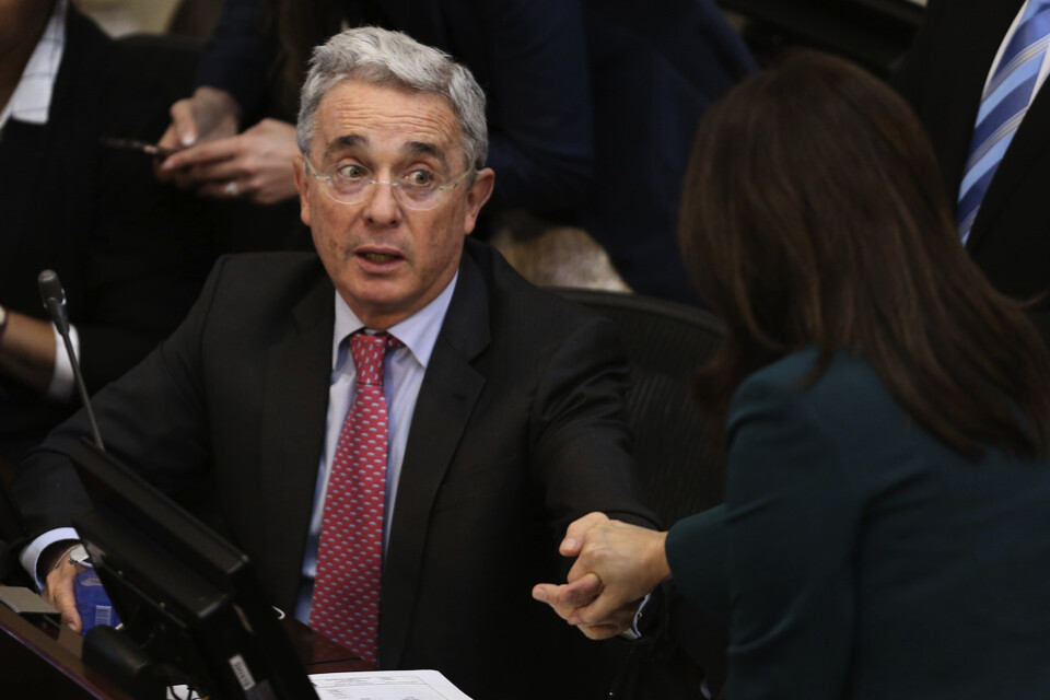 Colombias tidigare president Álvaro Uribe uppger att han ska frihetsberövas i koppling till en pågående brottsutredning mot honom. Arkivbild.
