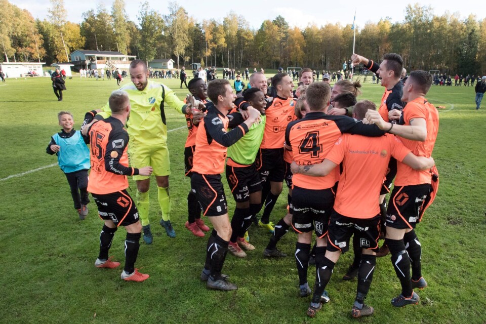 Vilt jubel i orange och svart sedan seriesegern i division 3 sydöstra Götaland säkrats hemma på Kullbergsplan i Rävemåla.