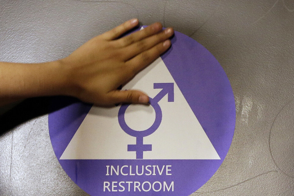Socialstyrelsen öppnar för att lägga till ett tredje kön i officiell statistik. Anledningen är att de vill väcka frågan om hur statistik kan bli mer inkluderande. Bilden är en könsneutral toalett på en skola i Seattle, USA. Arkivbild.