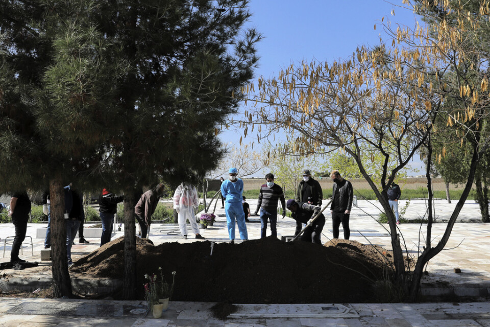 Ett coronavirusoffer begravs utanför Teheran.