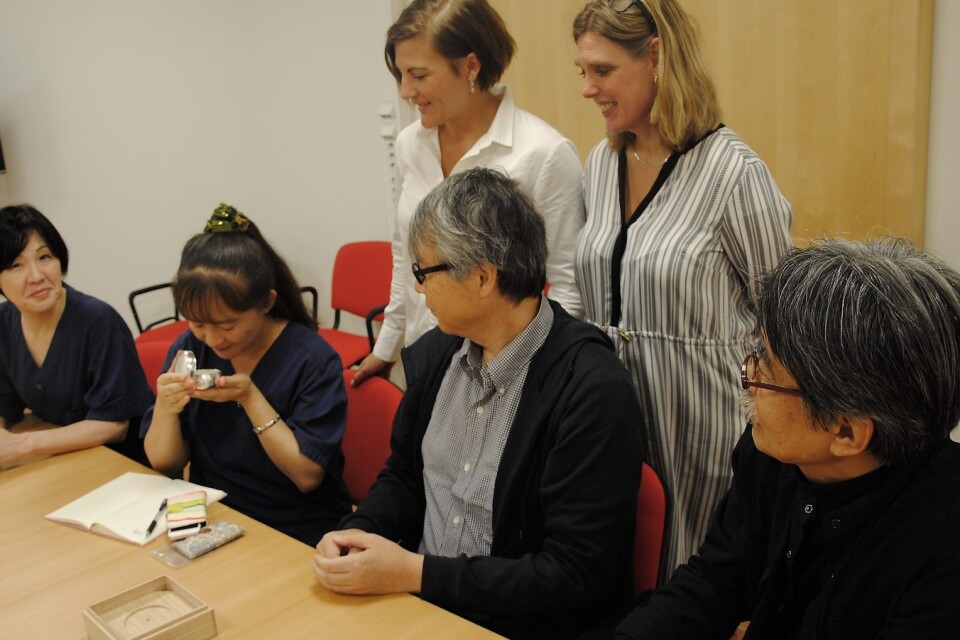 Yuriko Sugihara, Yoko Iwasaki och Yasuki Matsumoto tillsammans med Hiroshi Koyama, Sofia Nilsson och Marie Holmström. Yoko Iwasaki provar lådan med ljud och doft som ska väcka minnen.