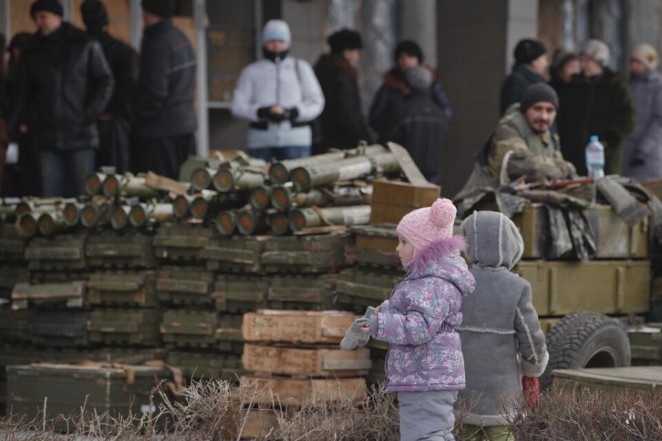 De kan vara små, färgglada och förrädiskt lockande att titta närmare på - landminor och bomber som inte har exploderat utgör en livsfara för barn i inbördeskrigets östra Ukraina. Minst 42 barn har dödats och 109 har skadats i den sortens explosioner i d