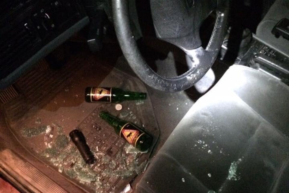 Så här såg bilens förarsäte ut efter nattens gripande av en misstänkt rattfyllerist i Jämjö. Foto: POLISEN