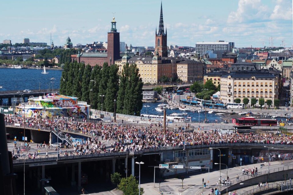 Flera personer ska ha bränt en regnbågsflagga vid Karlaplan i samband med Prideparaden i Stockholm. - Vi hade inte möjlighet att kontrollera det då och det var överspelat när personen som hade sett det ringde hit, säger Eva Nilsson vid Stockholmspolise