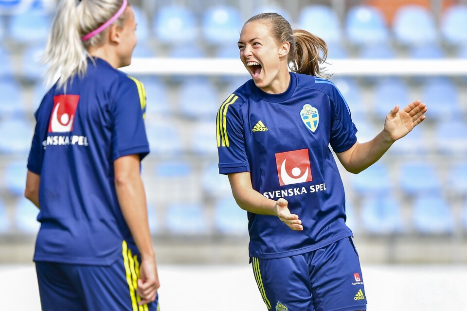 Magdalena Eriksson skrattar gott tillsammans med Hanna Glas under en träning inför fredagens VM-kvalmatch mot Slovakien.