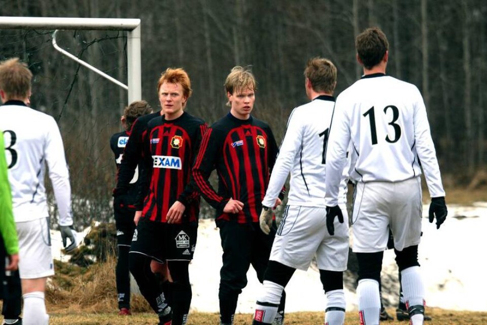 Dubbla skift. Gustav Kettil och Pontus Bertilsson försvarar Limmared i en träningsmatch mot Tvärred/Vegby. Båda två spelar även i ett annat lag på annan ort den här säsongen.